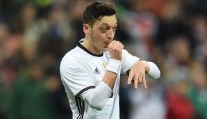 Mesut Özil nahm das Geschenk natürlich gerne entgegen und rundete den erfolgreichen Abend ab