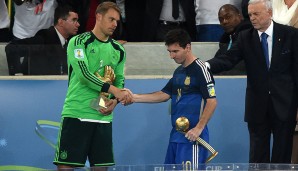 Lionel Messi gratuliert dem besten Torhüter des Turniers etwas widerwillig