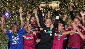Zwei Jahre später gibt es den ersten Titel mit den Profis - die Knappen holen den DFB-Pokal