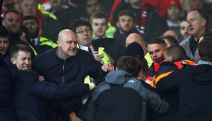 Offenbar lösen Provokationen der United-Fans die Gewalt im Old Trafford aus. Unter anderem soll ein Banner mit der Aufschrift "Mörder" eine Rolle spielen