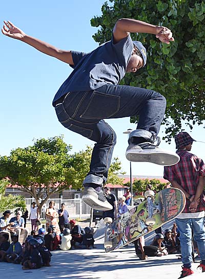 Grandiose Action im Skate-Park am Rande von Kapstadt