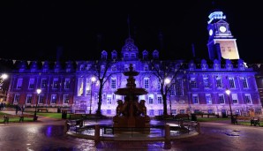 Ganz Leicester ist im Ausnahmezustand: Die Town Hall erstrahlt im Blau der Foxes. Es kommt aber noch viel besser