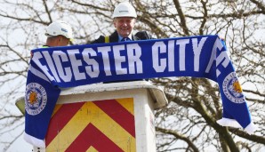 Sir Peter Soulsby riskiert Kopf und Kragen, um ein Banner aufzuhängen. Bürgermeister von Leicester zu sein, ist derzeit bestimmt ein cooler Job