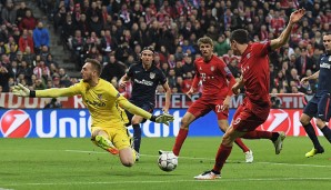 Nach einem sagenhaften Pass von Boateng kamen die Bayern zur ersten dicken Chance im Spiel - doch Lewandowski vergab