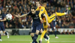 FC BARCELONA - ATLETICO MADRID 2:1: Hoch das Bein! Juanfran schaut mit Neymar auf dem Rücken etwas irritiert drein und hat keine Lust auf Kunststücke