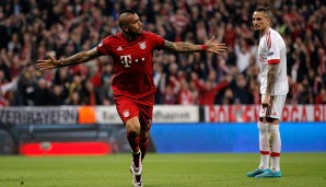 Arturo Vidal gelingt das schnellste Tor der bisherigen Bayern-Saison. Da darf man sich schon mal feiern lassen