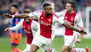 Riechedly Bazoer hat mit 19 Jahren bereits die Führungsrolle in der Schaltzentrale von Ajax Amsterdam übernommen - Barca teilt sich das Interesse mit zahlreichen anderen Klubs
