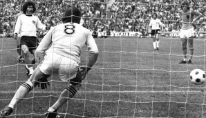 Eine Schwalbe, die deutsche Fußball-Geschichte schrieb: Bernd Hölzenbein provozierte der DFB-Auswahl im Finale der WM 1974 den Elfmeter, Paul Breitner verwandelte zum 1:1
