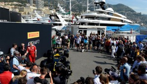 Selbst Ferrari-Teamchef Maurizio Arrivabene und Kompagnon Gene Haas wollten sich diesen Anblick nicht entgehen lassen. Verständlich!
