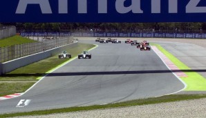Dann der GAU: Rosberg zieht nach innen, Hamilton weicht aufs Gras aus