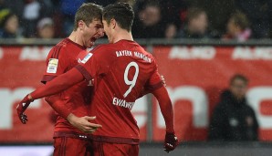 Lewandowski und Müller haben allen Grund zur Freude, denn zusammen stellten die beiden einen weiteren Rekord auf. Erstmals gelangen zwei Bayern-Spielern in einer Saison mindestens 20 Treffer. Lewy steht derzeit bei 29 Toren, Müller bei 20