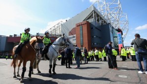 "Aufgrund eines verdächtigen Päckchens im Nordwest-Quadranten des Stadions wurde das Match auf Anraten der Polizei abgesagt", teilte der Verein über Twitter mit