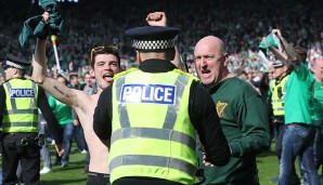 Medienberichten zufolge werden zudem sechs Glasgow-Spieler sowie Assistenz-Trainer Davie Weir attackiert