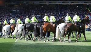 Die Polizei versucht mit Hilfe von Pferden die Kontrolle zu erlangen