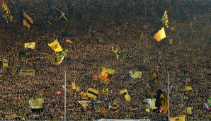 1. Platz: Der hochverdiente Sieger kommt aus dem Pott: Die gelbe Wand, die wohl beeindruckendste Tribüne Europas, speist sich aus den durschnittlich 81.178 Fans, die 2015/16 Dortmunder Heimspiele im Signal-Iduna-Park live gesehen haben