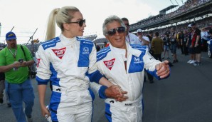 Auch Mario Andretti weiß, wie man mit Frauen umgeht. Vor dem Start des 100. Indy500 schnappte er sich Lady Gaga