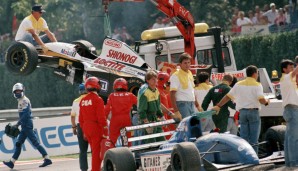 Erst zum GP von Spanien 1995 kehrte Zanardi zurück, die Streckenposten mussten den Lotus 109 weiterhin dauerhaft an den Kran nehmen