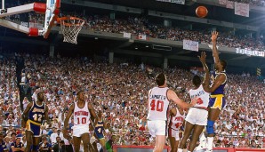 1988 NBA Finals, Lakers vs. Pistons 108:105 - Eine Sekunde war noch zu spielen, doch die Fans in L.A. stürmten bereits den Court. Magic Johnson rannte Isiah Thomas um - und Los Angeles feierte den Titel