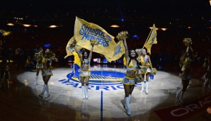 Und auch die Cheerleader der Warriors zeigten sich beim Spektakel vor dem Spiel wieder in Hochform