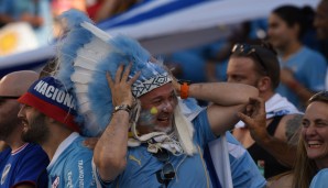 Da kommt selbst der Indianer-Schmuck dieses Uruguay-Fans nicht heran