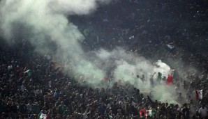 Einige Fans zeigten ihre Freude, indem sie eine riesige Rauchwolke auf die Reise schickten