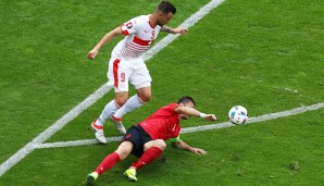 Fußball oder Handball? Mir egal, wird sich Albaniens Kapitän Lorik Cana gedacht haben - die Konsequenz: Gelb-Rot