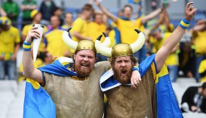 Irland gegen Schweden hieß das zweite Spiel des Tages. Einige schwedische Fans besannen sich dabei auf ihre Wurzeln und feuerten ihre Mannschaft als wahre Wikinger an - Met inklusive