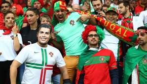 Portugal - Island (1:1): Nein, Cristiano Ronaldo hat nicht überraschend zugenommen. Mit der täuschend echten Maske könnte dieser portugiesische Fan aber gut und gerne auf Frauenfang gehen