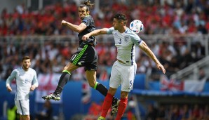 Hoch, höher, Bale: Der walisische Superstar überspringt mal ganz locker den englischen Abwehrchef Gary Cahill