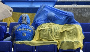 UKRAINE - NORDIRLAND: Das Wetter war schon mal nicht so geil. Die Fans erhofften sich bessere Aussichten auf dem Platz