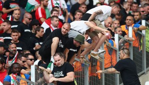 So fing alles an: Ungarische Fans stürmen den gegnerischen Block