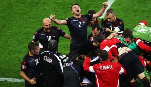 Albaniens erstes Tor bei einer EM muss entsprechend gefeiert werden. Andi Lila lässt seiner Freude freien Lauf