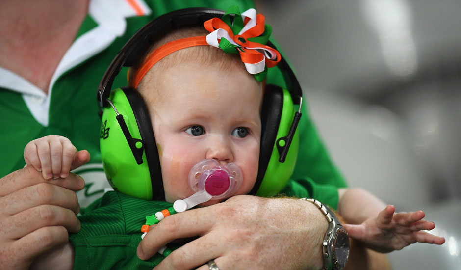 Die Iren bieten jeden auf, der einen Ton von sich geben kann - Irish Baby Born inklusive