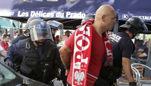 Auch vor dem Stade Velodrome in Marseille musste die Polizei erneut eingreifen