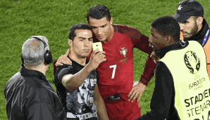Nach dem Spiel zeigte Ronaldo sich zumindest verständnisvoll. Einem Flitzer genehmigte er ein Selfie...