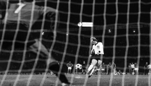 1976 schnuppert Deutschland an der Titelverteidigung, doch Uli Hoeneß hämmert den Ball in der "Nacht von Belgrad" über das Tor. Die Tschechoslowakei wird Europameister