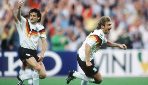 Ganz anders läuft's 1988 bei der EM in Deutschland: Nach einer Völler-Gala beim 2:0 gegen Spanien zieht die DFB-Elf ins Halbfinale ein