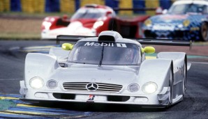 Das Mercedes-Desaster 1999: Mark Webber bekam in Quali und Wamup Aufwind und überschlug sich. Trotzdem schickte Norbert Haug die verbliebenen CLR ins Rennen. Dieses Mal bekam Peter Dumbreck Unterluft und rotierte durch die Luft