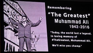 Vor dem Caesars Palace in Las Vegas wird Ali auf einer Großbildleinwand gedacht