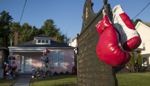 Der Trauerzug durch die Stadt in Kentucky am Freitag führt auch am Haus seiner Eltern vorbei, wo Ali seine Kindheit verbracht hatte