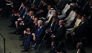 Würdenträger aus aller Welt waren unter den Zuschauern, darunter auch Ex-Präsident Bill Clinton