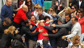 Und vor Beginn eines Matches sucht Nadal erst mal seine Familiy in der Menge, sonst kann er nicht loslegen