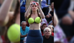 Manche Damen bringen gar extra große Tennisbälle mit, falls ihr Idol mal die Filzbällchen nicht trifft