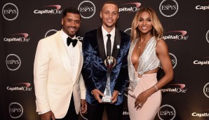 Die ESPY-Awards standen an - die Prominenz gab sich die Klinke in die Hand! Steph Curry zog in drei Kategorien den Kürzeren, gewann aber den Rekord-Award für die meisten Dreier in einer Saison. Russell Wilson und seine frisch angetraute Ciara freut's!