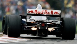 Während der Saison 1994 steigt der Sponsor aus, Sauber steht vor der Insolvenz. Dazu kündigt Mercedes den Werksteamsstatus und wechselt zu McLaren. Die Rettung: Red Bull und Petronas sponsoren Sauber, die Motoren liefert ab der Saison 1995 Ford