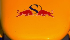 Am Ende der Saison 2000 der nächste Rückschlag: Red Bull verlagert Großteile seiner Sponsoringgelder zu Arrows, weil sein Wunschpilot kein Cockpit bekommt. Sauber wendet sich Credit Suisse zu