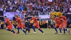 Vorbei! Die chilenischen Spieler rennen nach dem Elfmeterschießen zu Francesco Silva, dem erfolgreichen Schützen