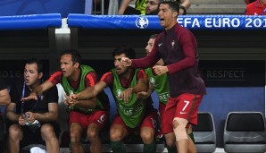 Pepe hat für Portugal - allerdings im Abseits stehend - eine Großchance und Ronaldo und Konsorten gehen auf der Bank mit