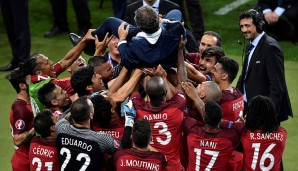 Nationaltrainer Fernando Santos ist nach dem großen Titel schon jetzt eine Legende in Portugal - und wird von seinem Team gefeiert