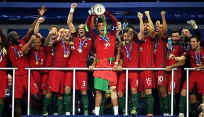 Da ist das Ding! Cristiano Ronaldo hat seinen Legendenstatus einmal untermauert und reißt als erster portugiesischer Kapitän den EM-Pokal in den Nachthimmel